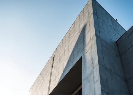Vue architecturale minimaliste du quartier Bercy à Paris